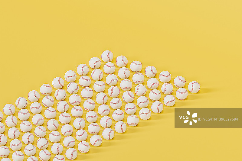 黄色背景上的白色皮革棒球3D渲染图片素材