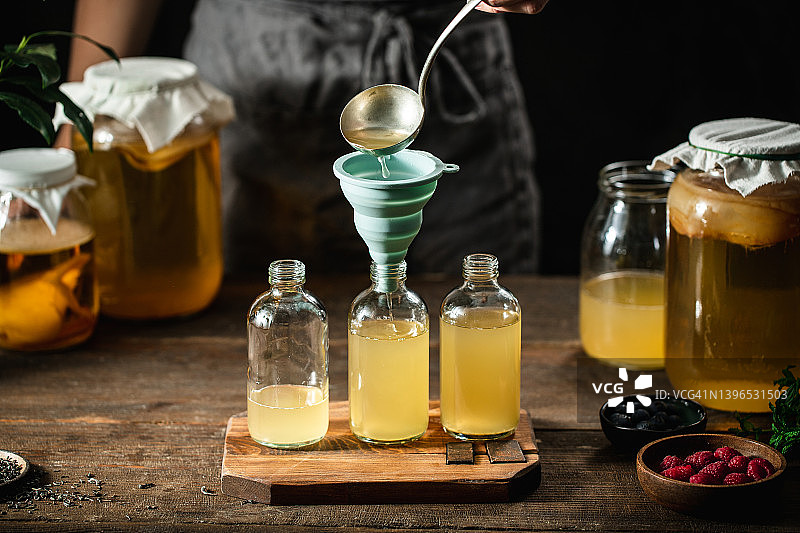 女人准备健康康普茶特写图片素材