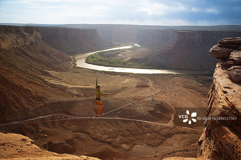 数百英尺高空的钢丝行走图片素材