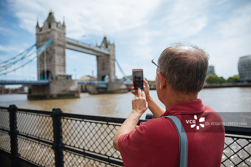 年老游客在伦敦拍照图片素材