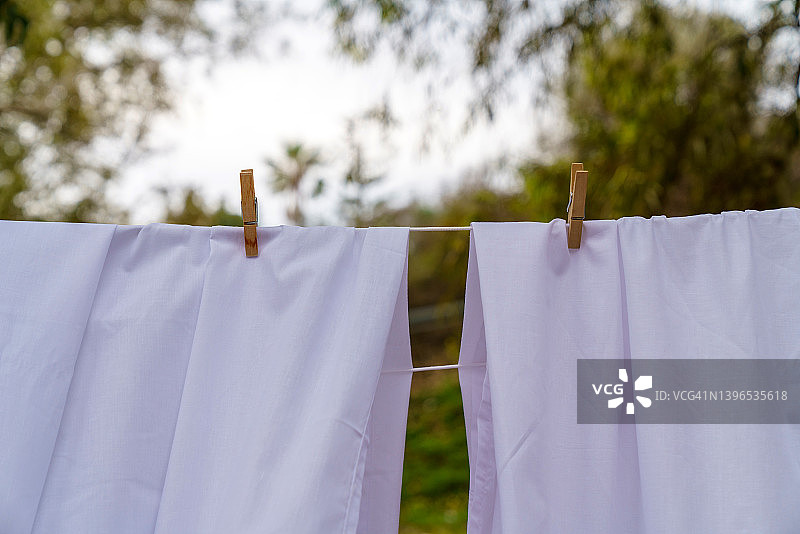 后院晾晒的两张床单图片素材