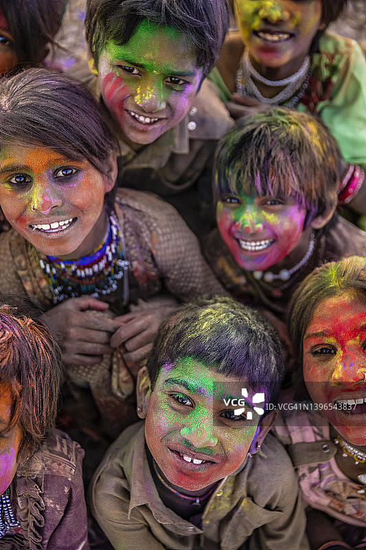 印度儿童在洒红节玩耍 - 印度教春季节日图片素材