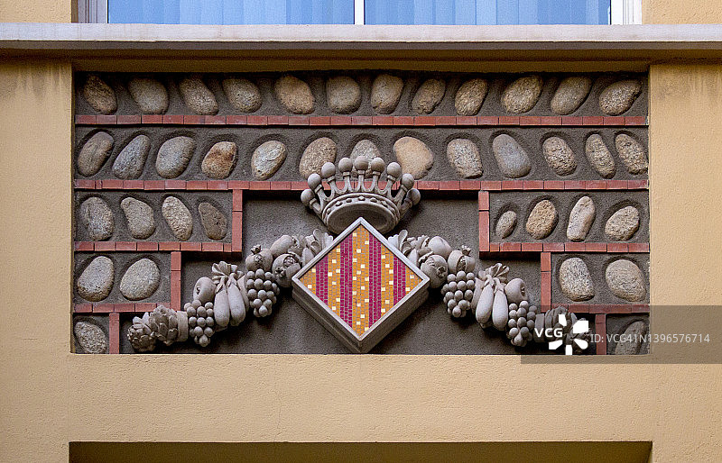 法国佩皮尼昂建筑上的鲁西荣/东方比利牛斯纹章图片素材