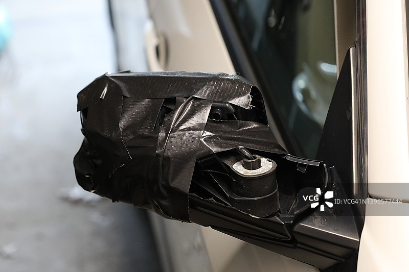 汽车上受损的侧视镜图片素材