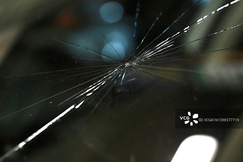 打破车辆挡风玻璃图片素材