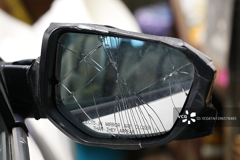 汽车上受损的侧视镜图片素材