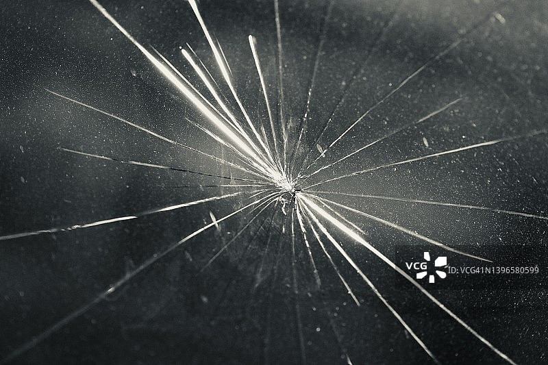 车辆挡风玻璃上的碎玻璃图片素材