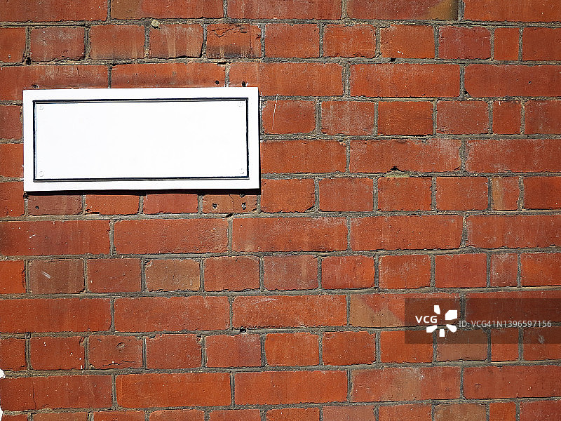 伦敦的旧砖墙和带有复制空间的空白标志图片素材