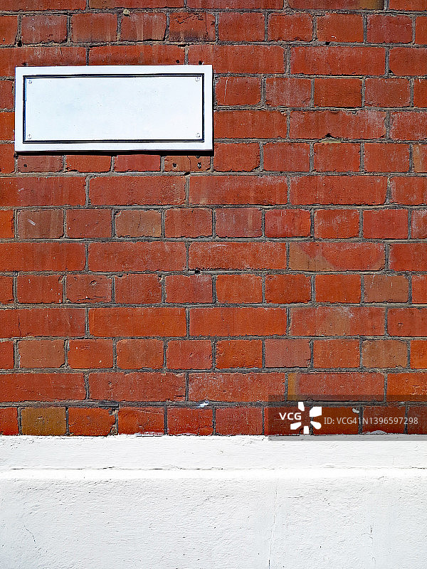 伦敦风化砖和混凝土墙上的空白标牌图片素材