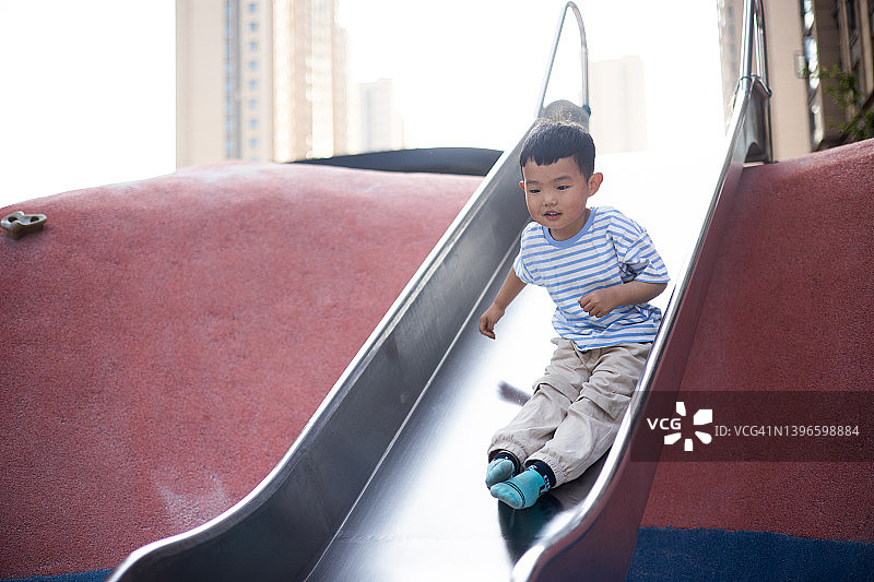 玩滑梯的小男孩图片素材