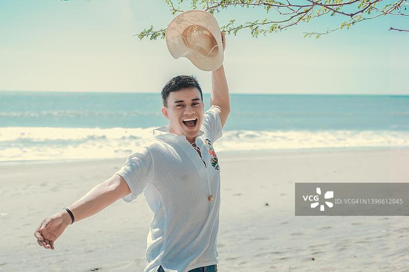 快乐英俊的男人在户外度假，快乐的拉丁年轻人在尼加拉瓜里瓦斯海滩旅行图片素材