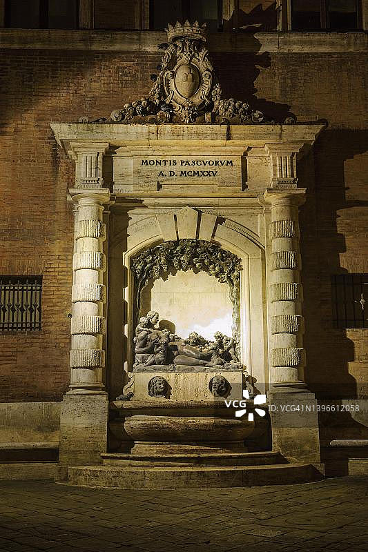 锡耶纳巴洛克风格的丰裕喷泉图片素材