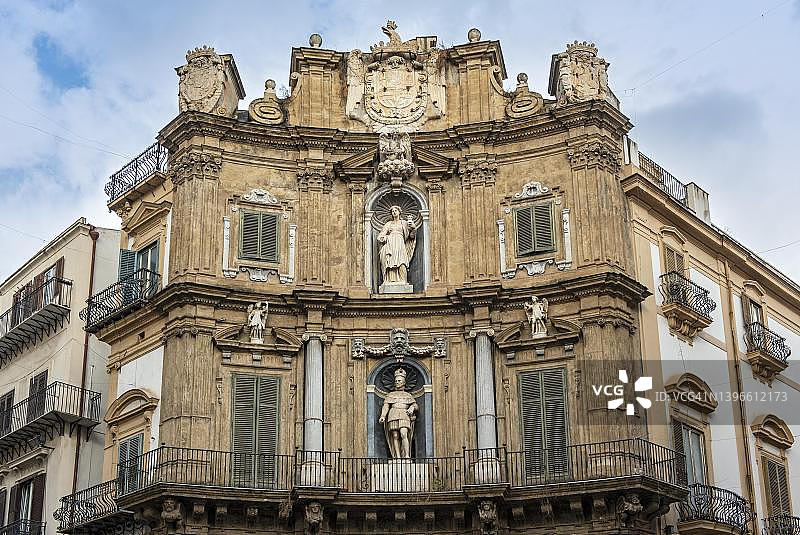 代表夏季的建筑外观，带有菲利普二世和圣尼法雕像，四首歌广场，意大利西西里岛巴勒莫图片素材