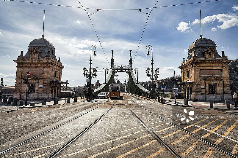 自由桥，带电车的桥门，逆光，佩斯，布达佩斯，匈牙利图片素材