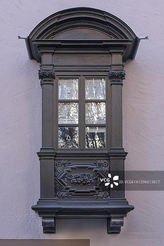 德国巴伐利亚州米特尔弗兰肯纽伦堡施米德巷的历史悠久凸窗图片素材