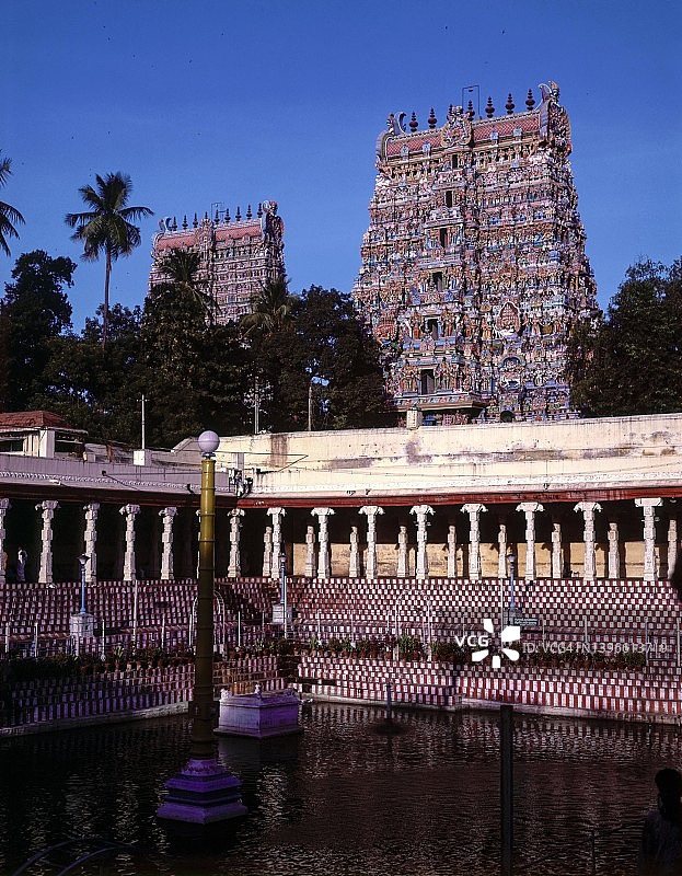 印度米纳克希神庙与金色莲花池图片素材