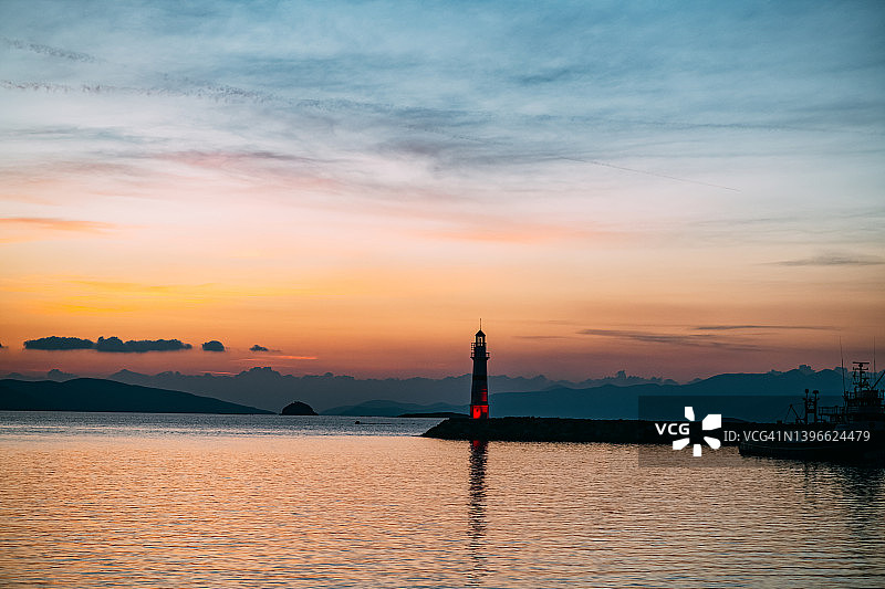 日落时分的爱琴海海岸和灯塔图片素材