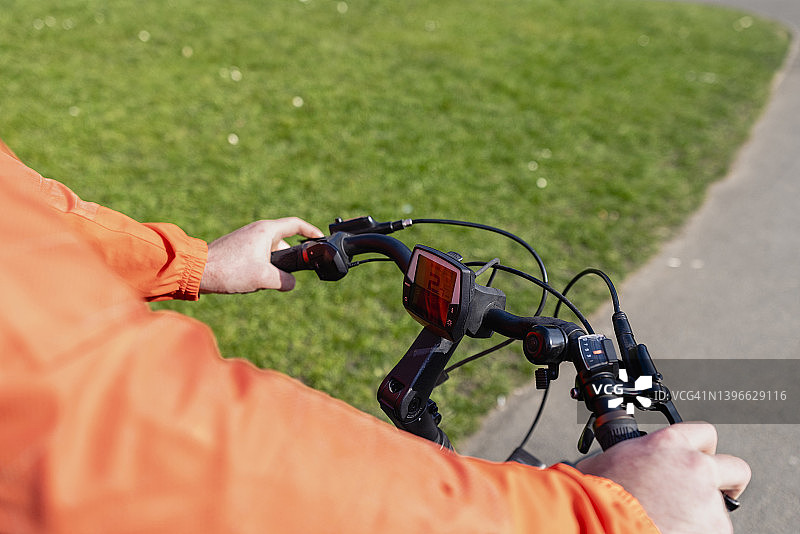 阳光下的自行车之旅图片素材