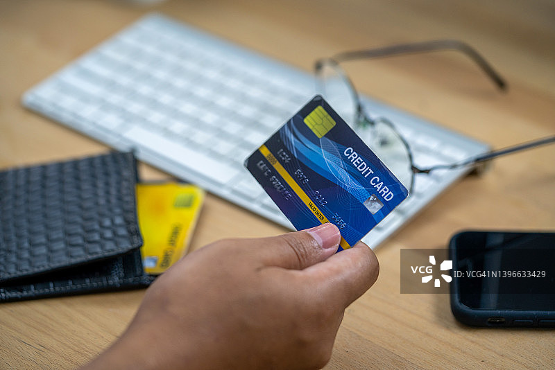 手持信用卡图片素材