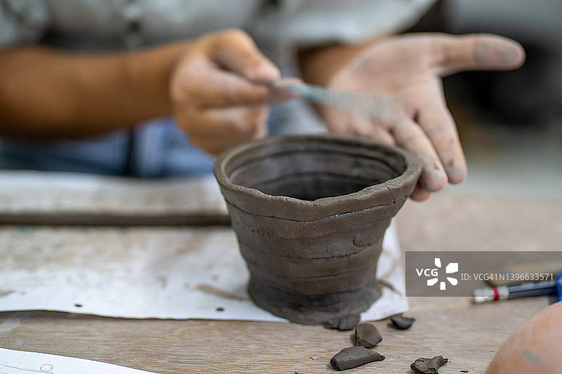 女陶艺师在转轮上制作陶器图片素材