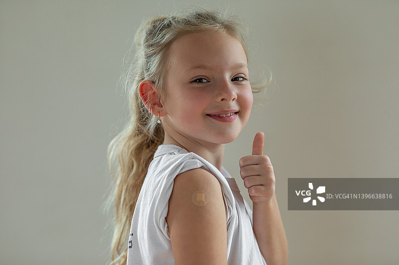 儿童肩部疫苗接种图片素材