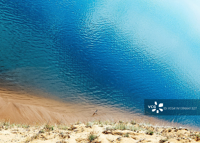 俯视角度下的平静水面背景图片素材