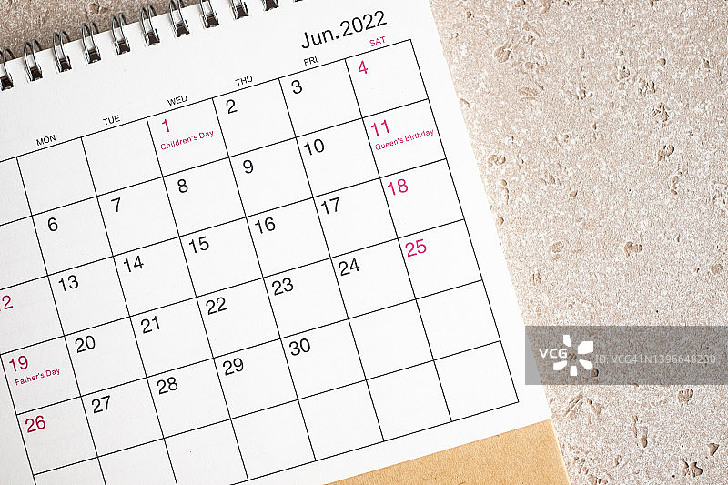 2022年6月桌面日历，混凝土背景，顶部视图，复制空间图片素材