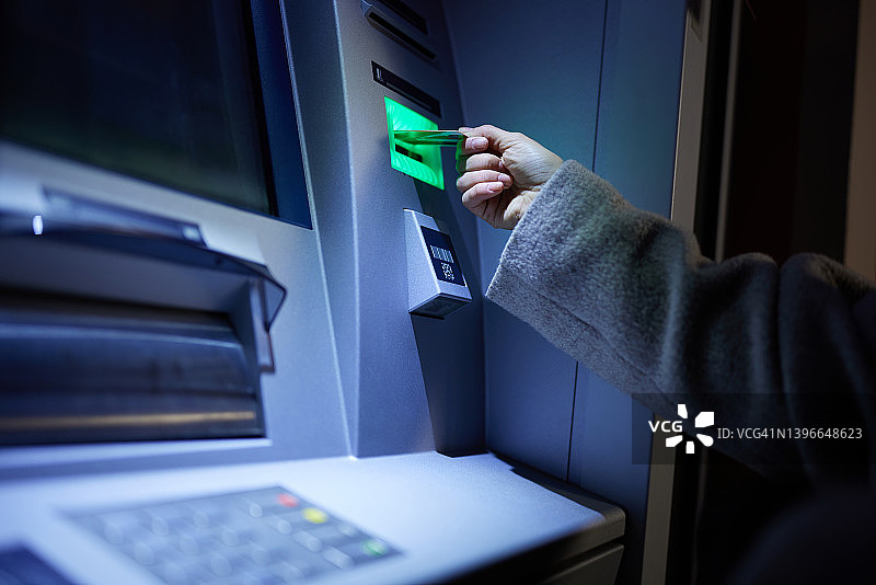 从自动取款机取款图片素材