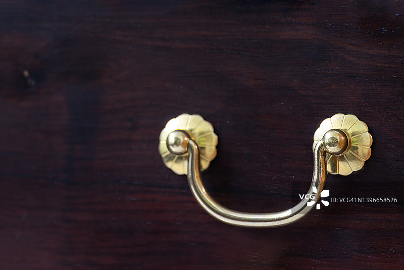 中式红木家具的铜把手图片素材