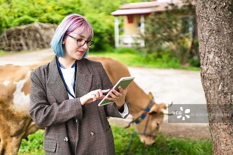 使用科技工具的现代牧羊女肖像图片素材