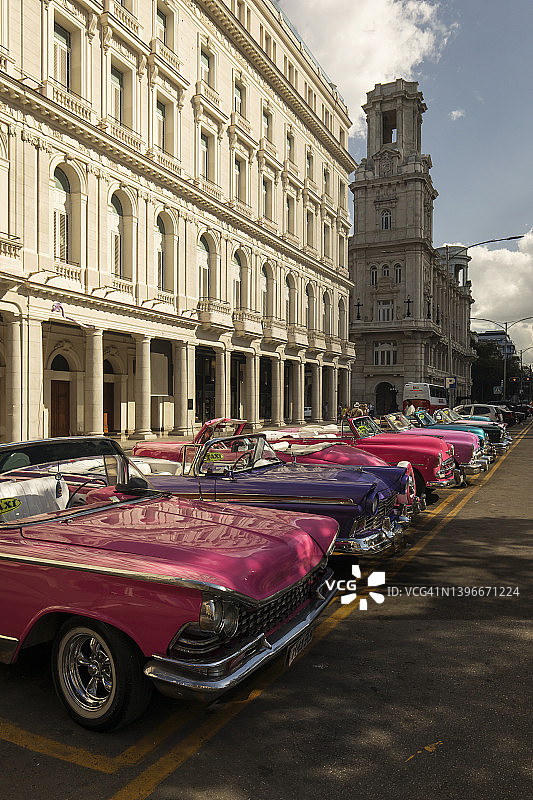 古巴哈瓦那街头的美国老爷车和彩色建筑图片素材