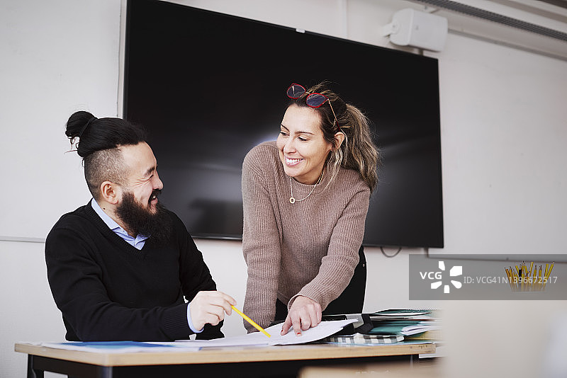 老师们在教室里交谈图片素材