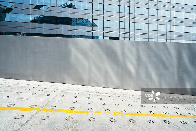 办公楼地下停车场的出入口图片素材