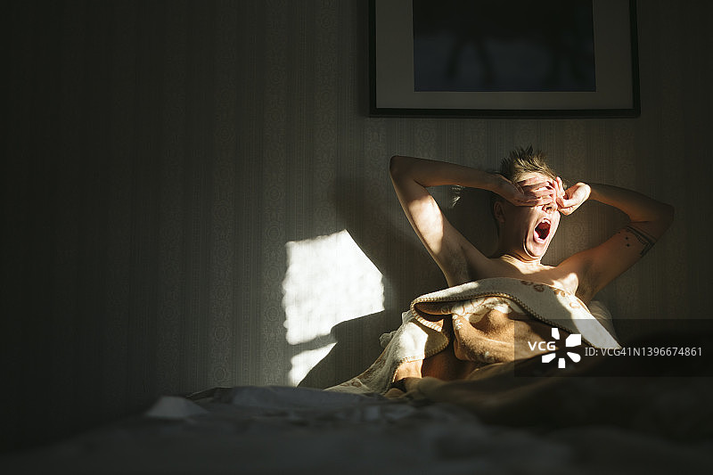男人在床上醒来图片素材