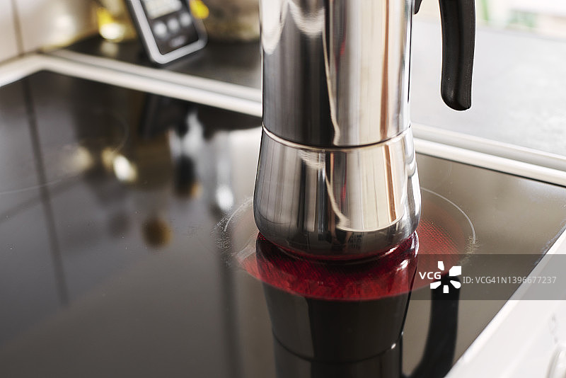 电炉上的咖啡机特写图片素材