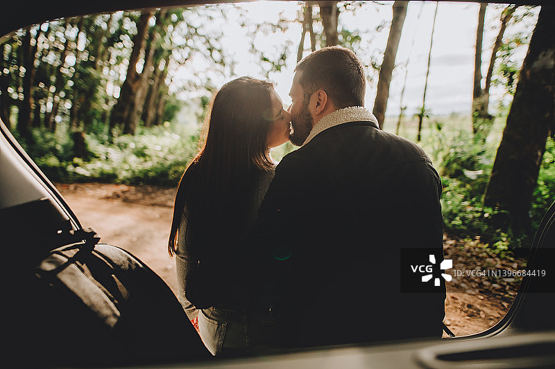 坐在汽车后座亲吻的情侣图片素材