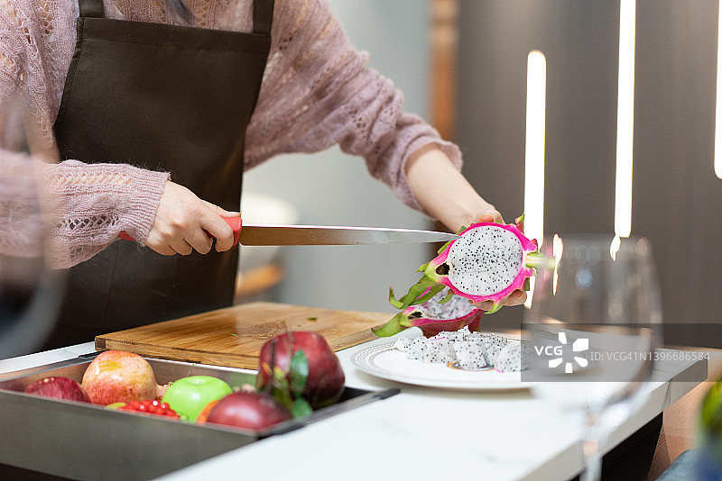 切水果的女人图片素材