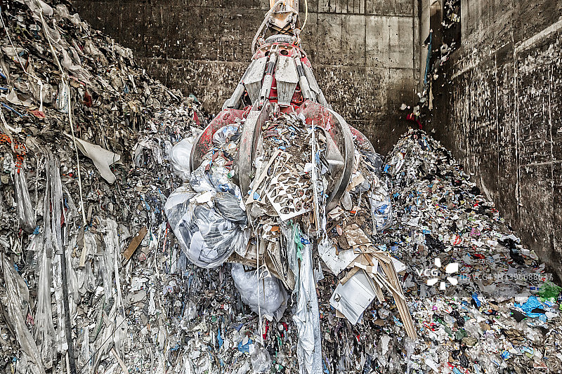 回收中心工作的机械抓手图片素材