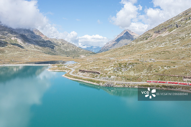 瑞士格里松州：伯尔尼纳山口的布兰科湖列车航拍图片素材