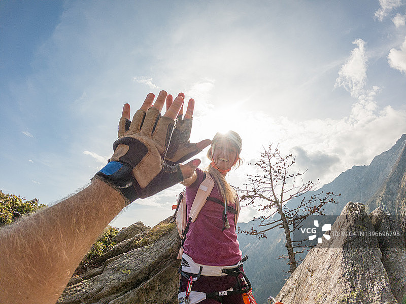 登山者登顶庆祝的第一人称视角图片素材