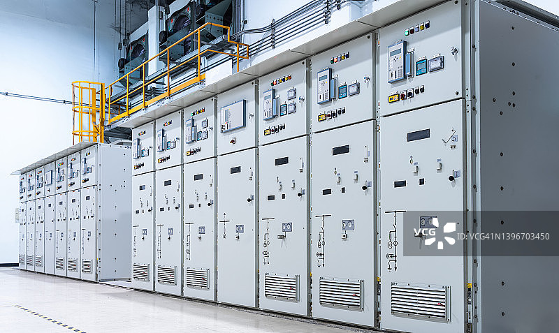 变电站室内的开关设备配电，继电保护系统配电盘，中压开关设备。发电厂。图片素材