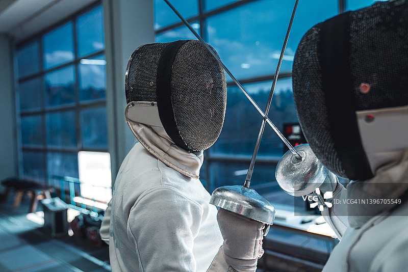 训练中的两位专业女子击剑运动员，面对面图片素材