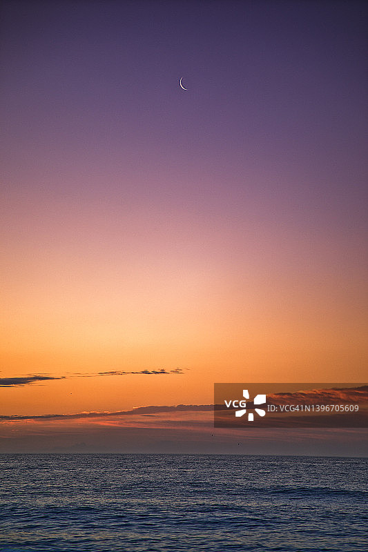 黎明时分的海洋新月图片素材