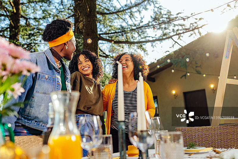 户外聚会中微笑的三位女性图片素材