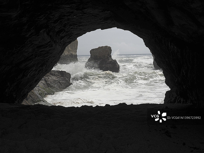 加利福尼亚达文波特鲨鱼鳍湾的洞穴图片素材