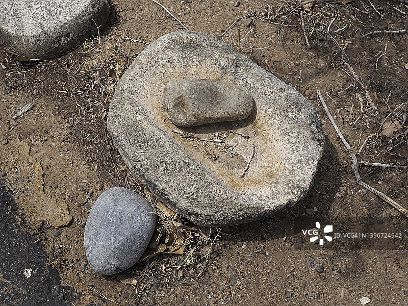 阿兹特克遗址国家纪念碑的凹石研磨谷物石器，新墨西哥州图片素材