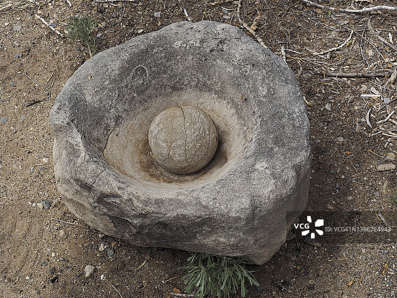 阿兹特克遗址国家纪念碑的凹石研磨谷物石器，新墨西哥州图片素材