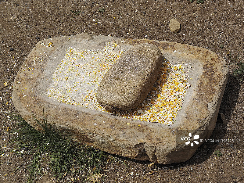 阿兹特克遗址国家纪念碑的凹石研磨谷物石器，新墨西哥州图片素材