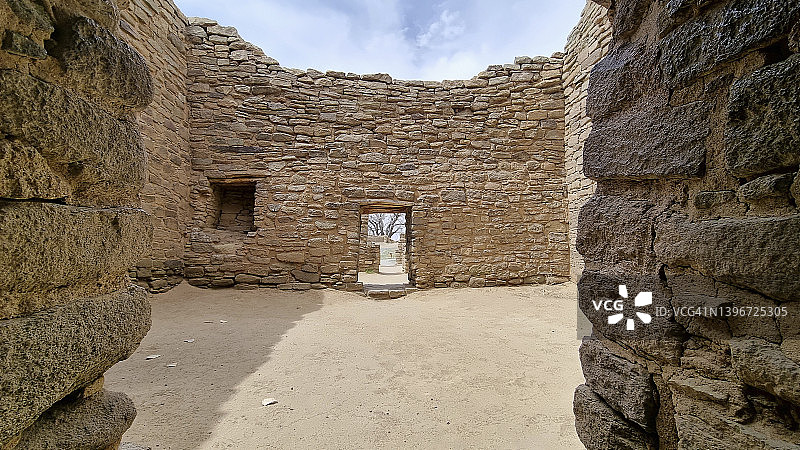 阿兹特克遗址国家纪念碑的石墙上的窗户，新墨西哥州图片素材