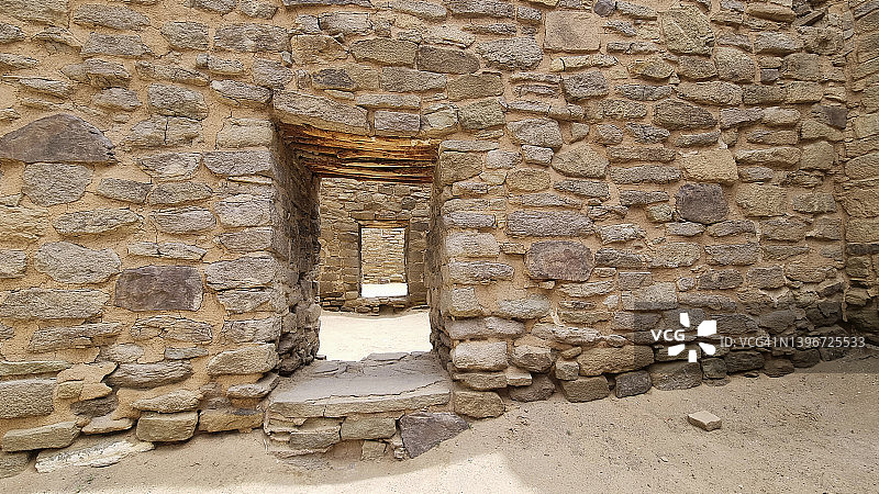 阿兹特克遗址国家纪念碑的石墙上的窗户，新墨西哥州图片素材